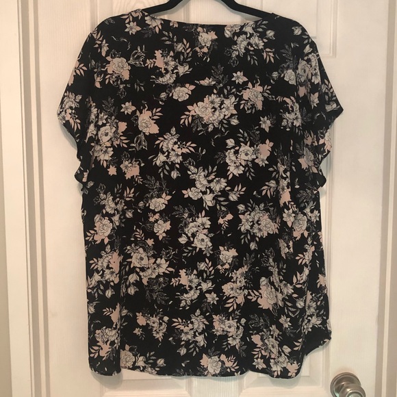 Black and light Pink floral top - Picture 3 of 3
